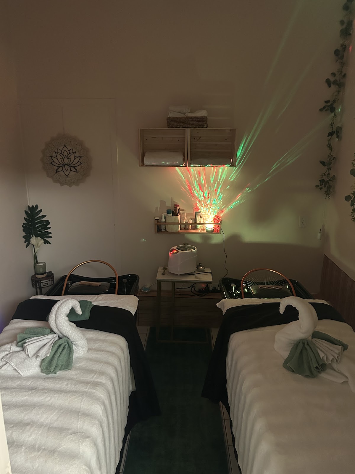 La cabine Head Spa, deux lits de soin et une guirlande lumineuse