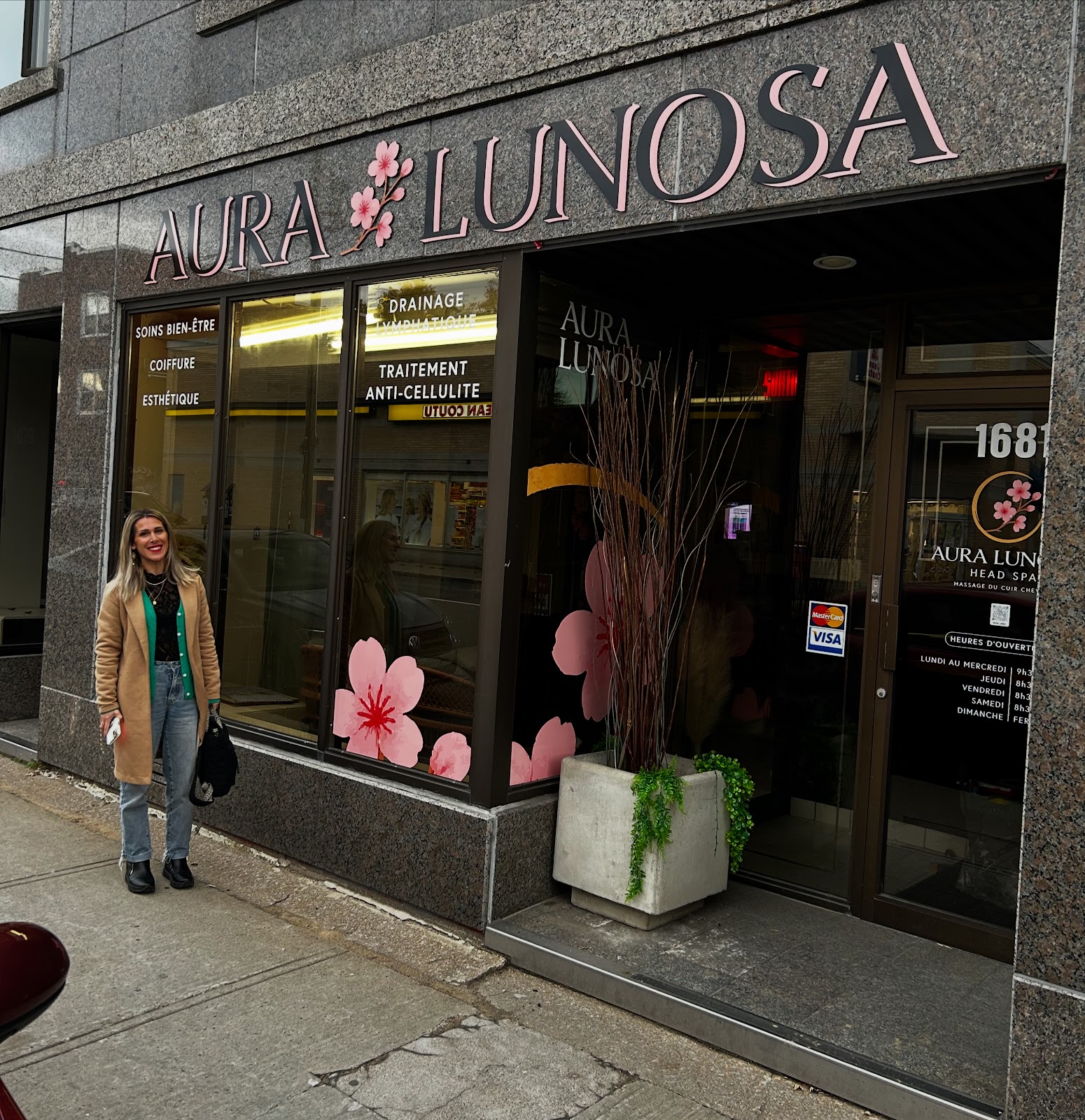 La façade d'Aura Lunosa, rue Royale : enseigne et fleurs de cerisier en vitrine