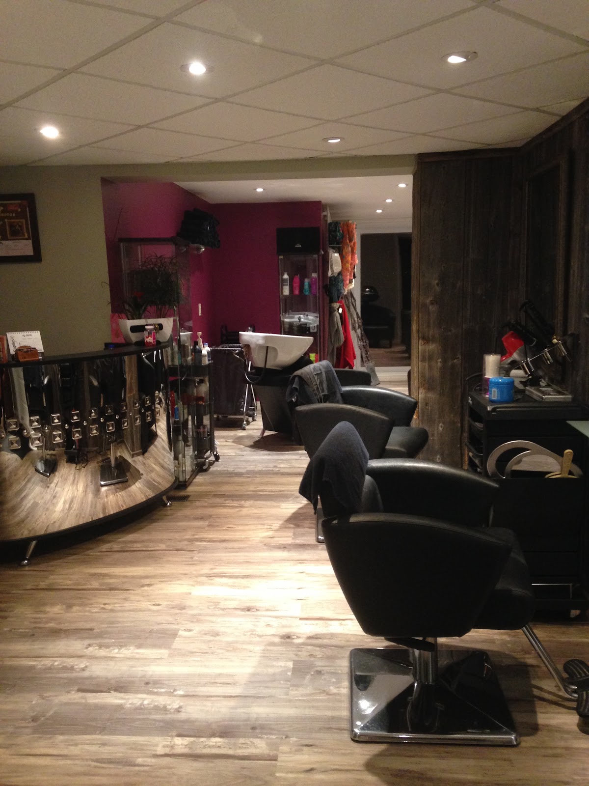Le salon de coiffure Aura Lunosa, fauteuils noirs et mur rose